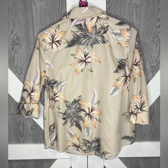 275. CHICOāS Tropical Inspired Button Down Shirt 0P - Picture 7 of 8